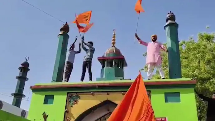 men-saffron-flags-prayagraj